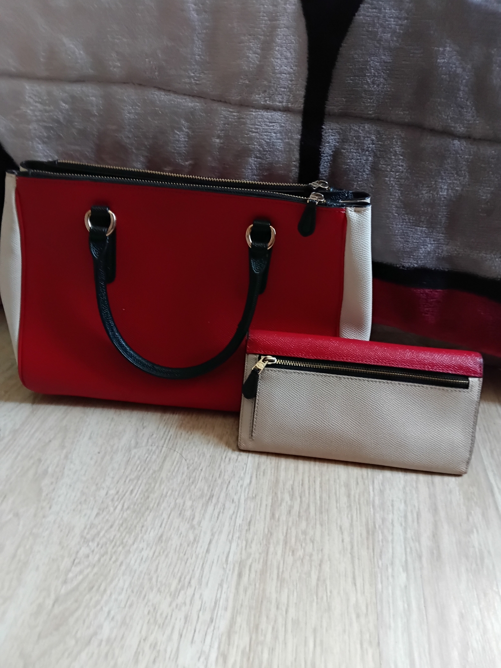 Coach Red and White Leather Satchel with Matching Wallet - Picture 11 of 16